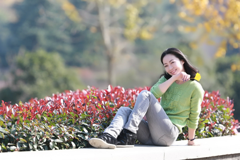 快樂美女在花圃