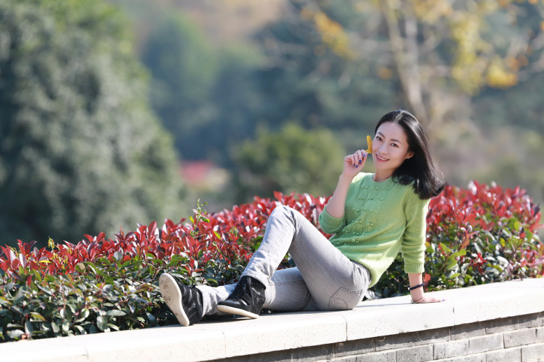 快樂美女在花圃