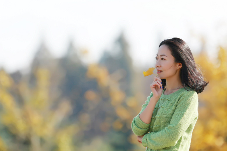 快樂美女在花圃