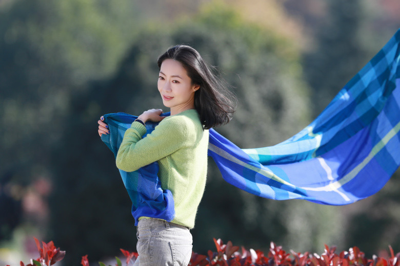 快樂美女在花圃