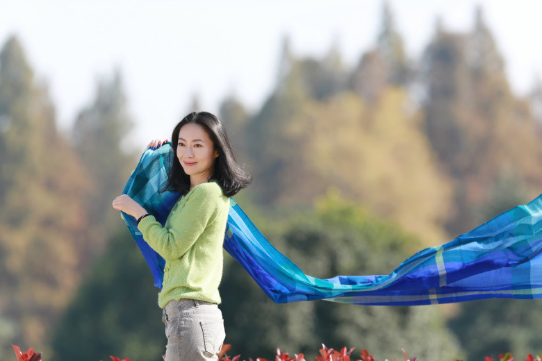 快樂美女在花圃
