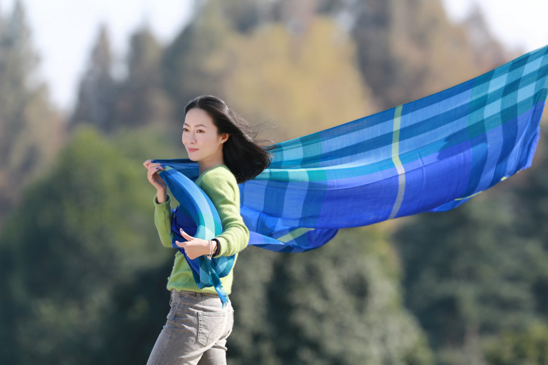 快樂美女在花圃