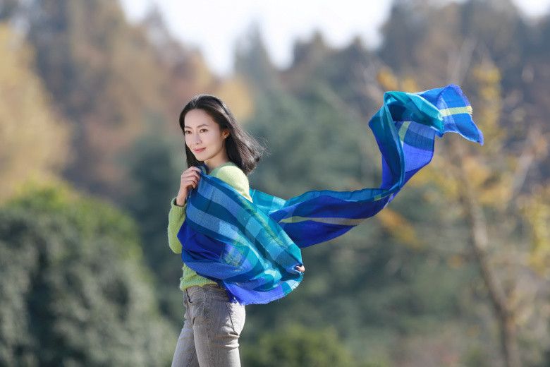 快樂美女在花圃