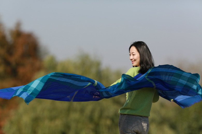 快樂美女在花圃