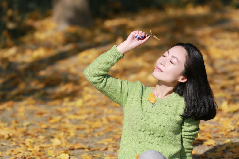 快樂美女在花圃