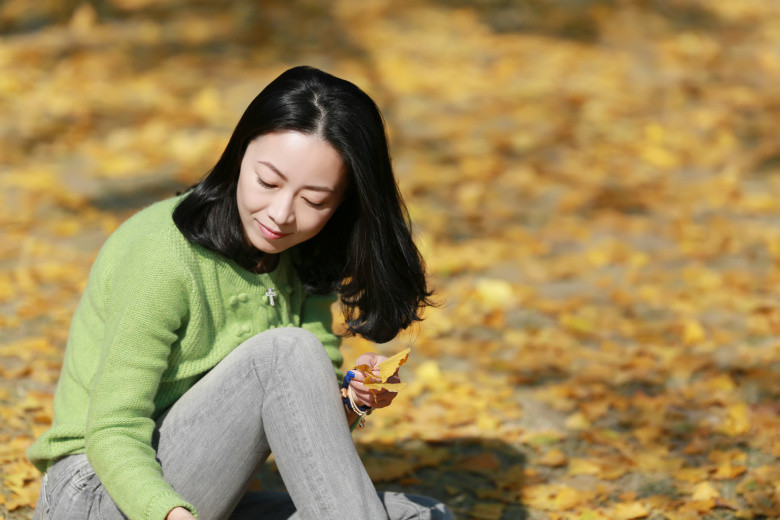 快樂美女在花圃