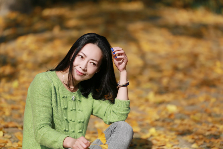 快樂美女在花圃