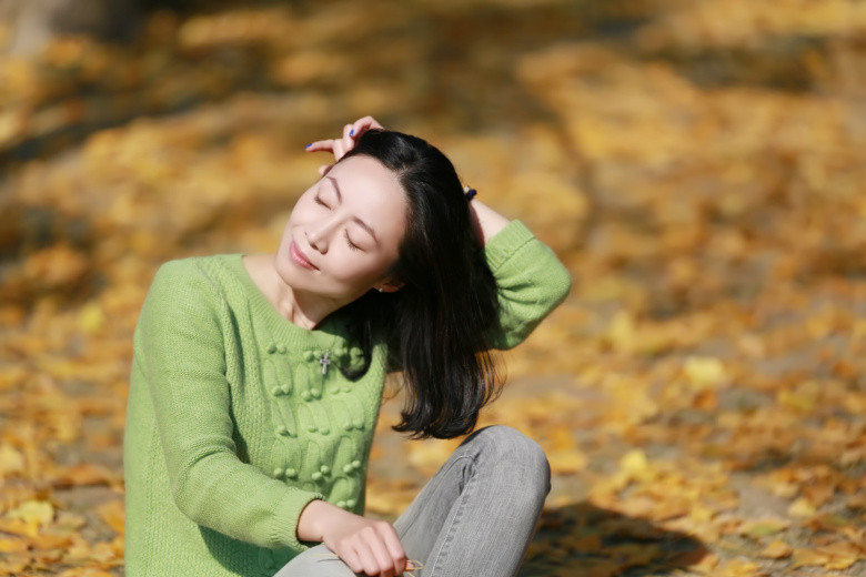 快樂美女在花圃