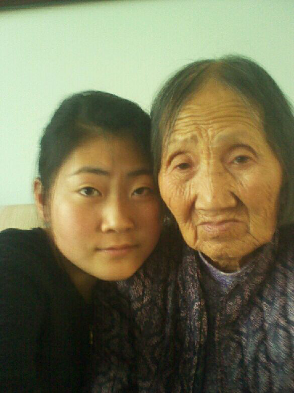 八十岁的奶奶二十岁的我七岁的表妹