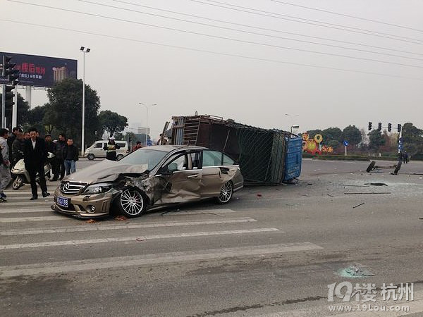 离奇~!奔驰大战小货车 。开车有风险,行车需谨