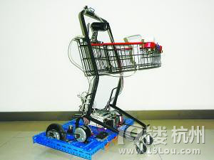 大學(xué)生設(shè)計(jì)“載人智能購(gòu)物車”可實(shí)時(shí)結(jié)賬