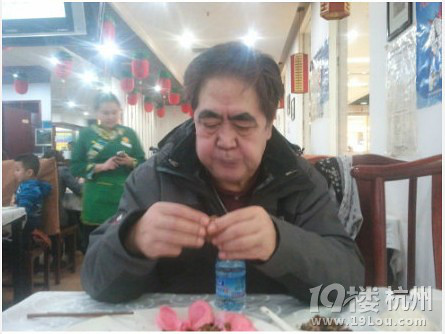 考古教授吃完烤雞鞠躬默哀 網(wǎng)友：教授太萌了！