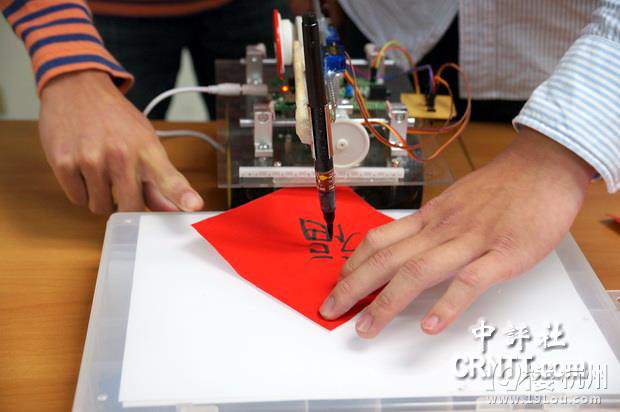 小機(jī)器人寫(xiě)春聯(lián)　成大學(xué)生有創(chuàng)意