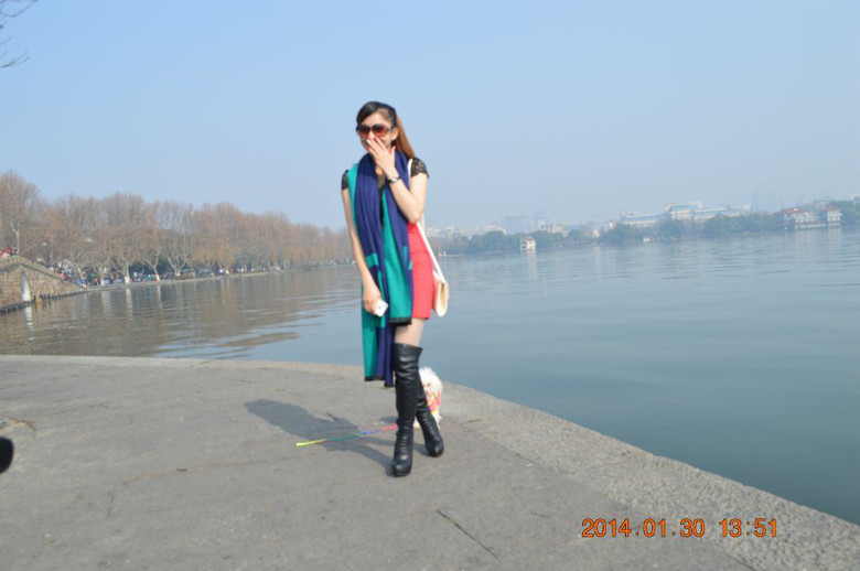 <em>美女</em>牵着宠物狗游<em>西湖 -边</em>走边拍-边走边拍-杭