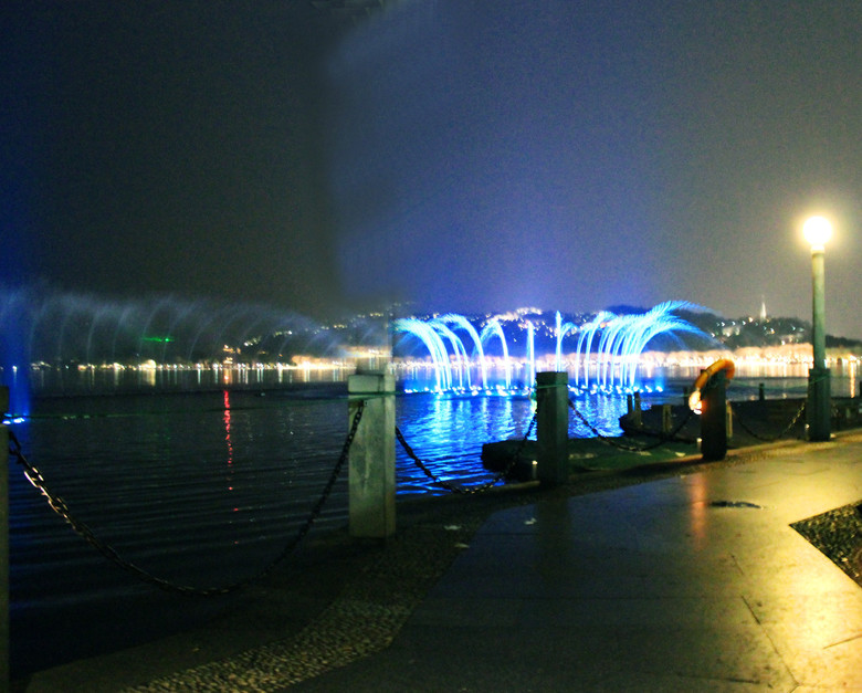 上帝给了我一双黑色的眼睛,让我去发现西湖的