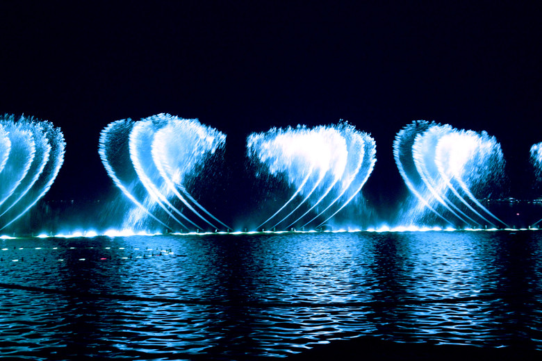 上帝给了我一双黑色的眼睛,让我去发现西湖的