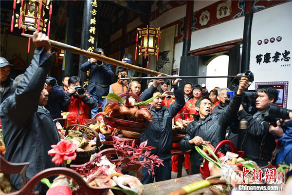 浙江淳安舉行“豬頭大賽”祭朱熹