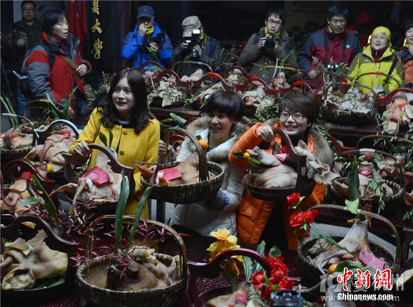 浙江淳安舉行“豬頭大賽”祭朱熹
