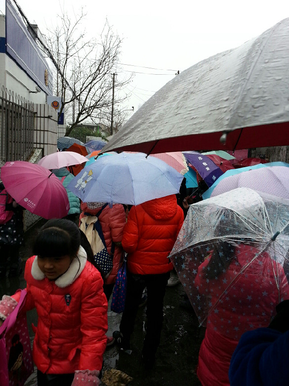 中午的黄岩锦江小学的校大门口一幕