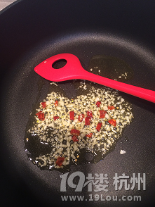 自制醬汁烤翅中、蒜泥開背大蝦