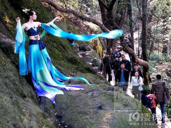 图文:周日杭州天气晴好 美女西湖边扮仙女拍照