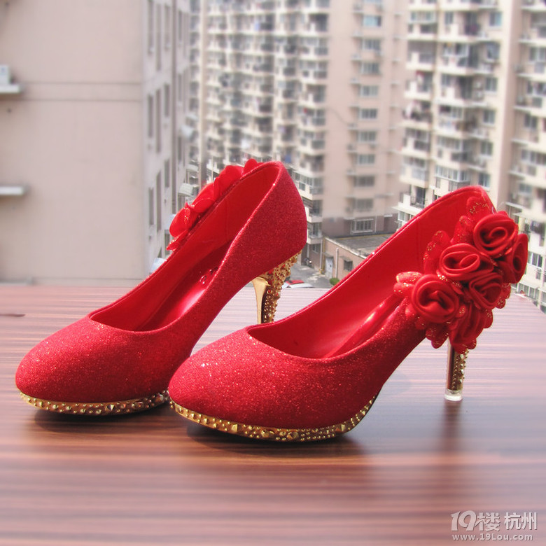 漂亮的婚鞋杭州新娘凭暗号包邮-婚礼用品转让