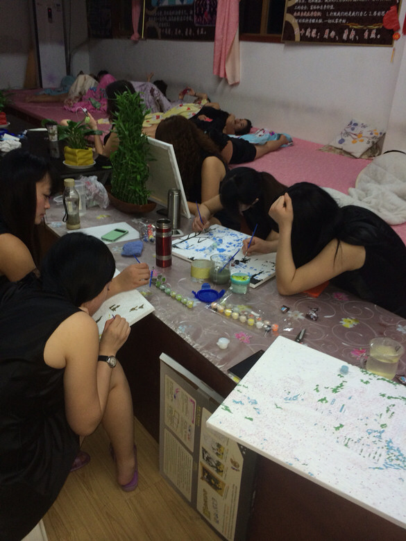 画数字油画的女青年儿们 头发吓人-手机随手拍