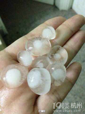 广州深圳香港下鸡蛋大冰雹 地铁站成水帘洞-杭