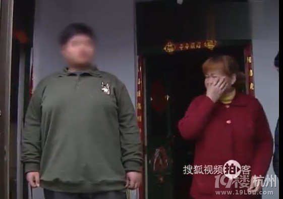 15岁男生的乳房太大如女人不愿上学
