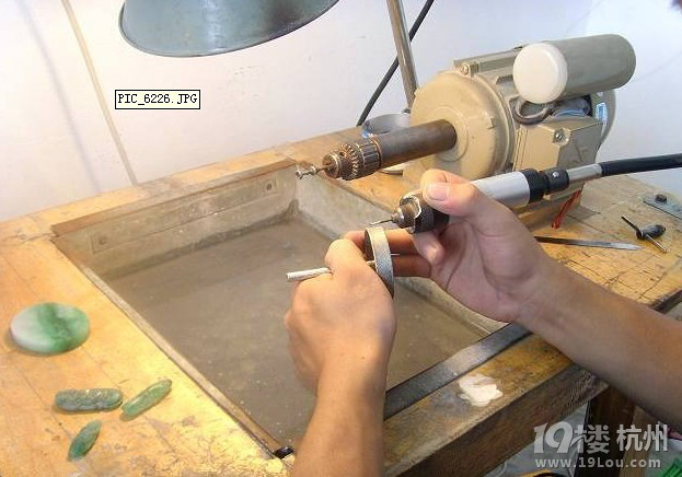 翡翠的抛光过程 让你了解漂亮翡翠的蜕变过程-人人都来辨假货-真货假货鉴别-杭州19楼