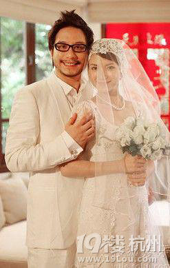 刚刚结婚就当后妈的性感女星