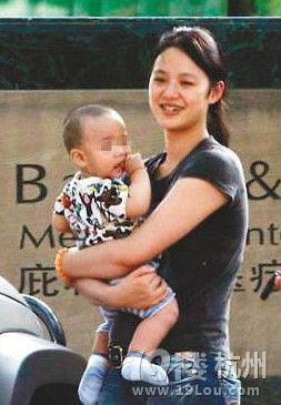 刚刚结婚就当后妈的性感女星