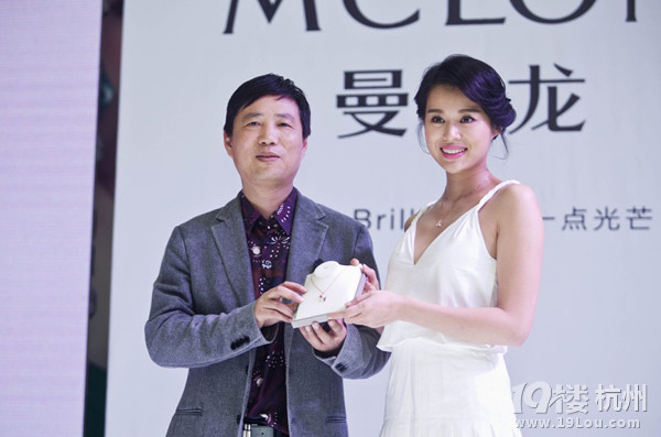 杭州的潮人都瘋了嗎？怎么抱只假狗出門