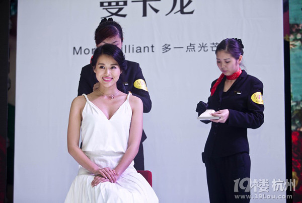 杭州的潮人都瘋了嗎？怎么抱只假狗出門