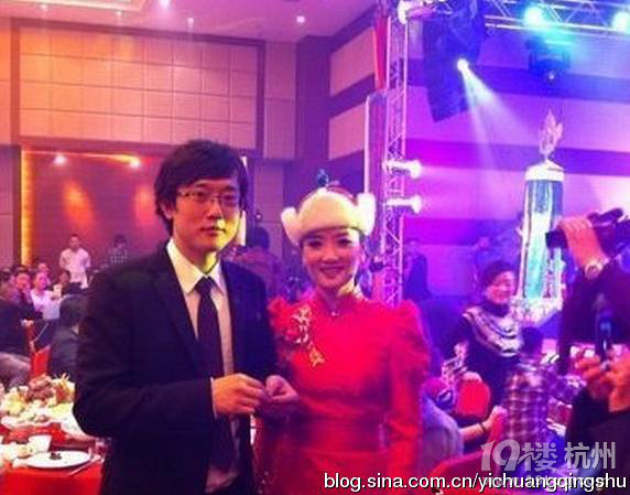 凤凰传奇主唱杨魏玲花怀孕揭其老公显赫背景(