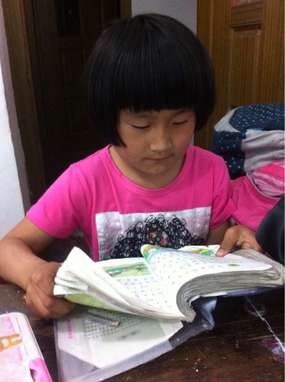 她叫马欣怡,现就读于建德市三都小学。-手机随