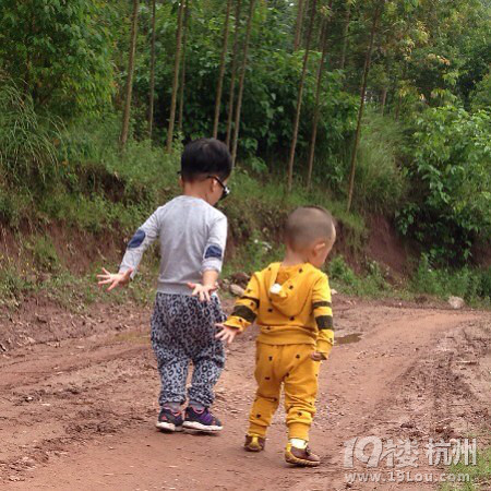 母亲节,儿子给我抓龙虾当做节日礼物了,哇哈哈