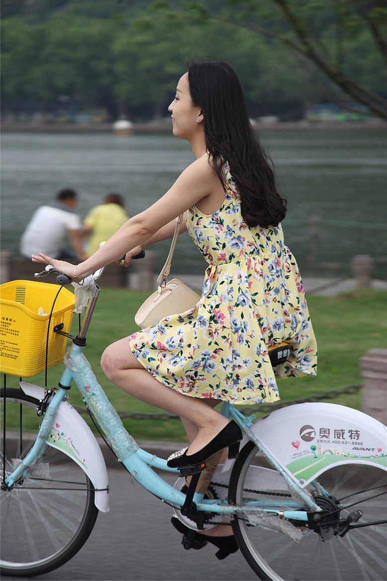 <em>西湖边美女</em>们穿的越来越清凉-边走边拍-边走边