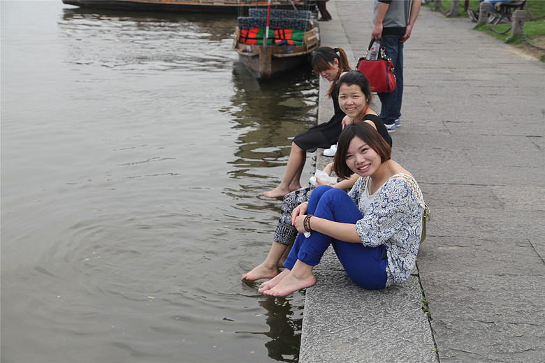 <em>西湖边美女</em>们穿的越来越清凉-边走边拍-边走边
