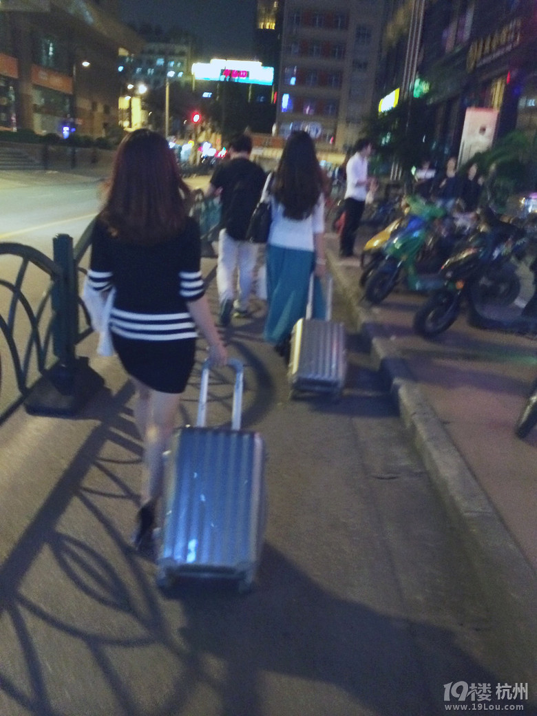小个子,可爱,女生。穿养的鞋子?(脚丫子很女生不假装知道图片