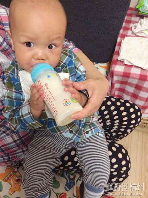 小哈尼,有奶便是娘这样真的好吗?一个奶嘴就把