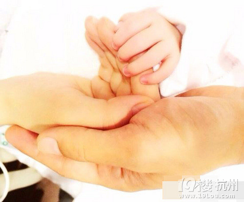 楊冪曬女兒小手照 劉愷威：永遠(yuǎn)粘著爸媽