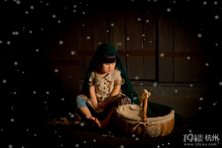 依依宝贝的夜景主题大片《卖火柴的小女孩》-