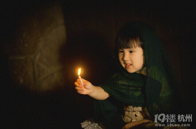 依依宝贝的夜景主题大片《卖火柴的小女孩》-