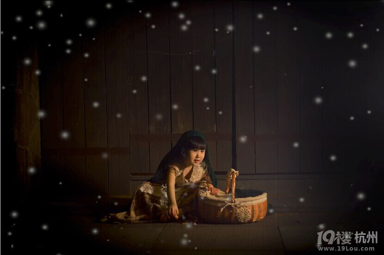 依依宝贝的夜景主题大片《卖火柴的小女孩》