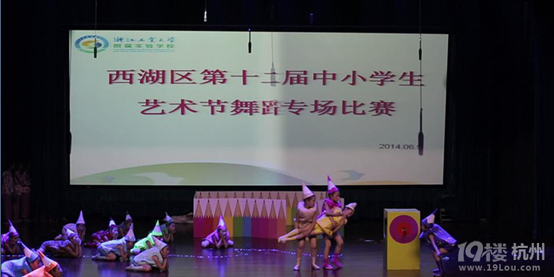   童年是七彩畫筆  稚嫩的畫筆描繪多姿世界