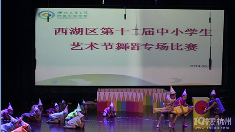   童年是七彩畫筆  稚嫩的畫筆描繪多姿世界