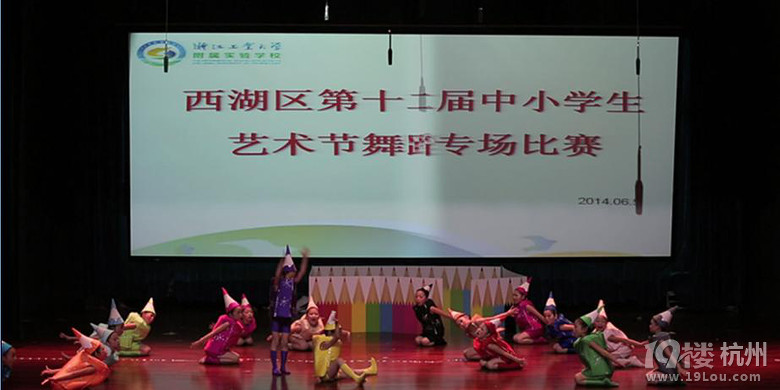   童年是七彩畫筆  稚嫩的畫筆描繪多姿世界