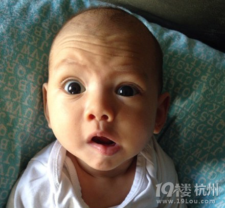 婴儿表情帝August又出新照 获赞憨豆接班人