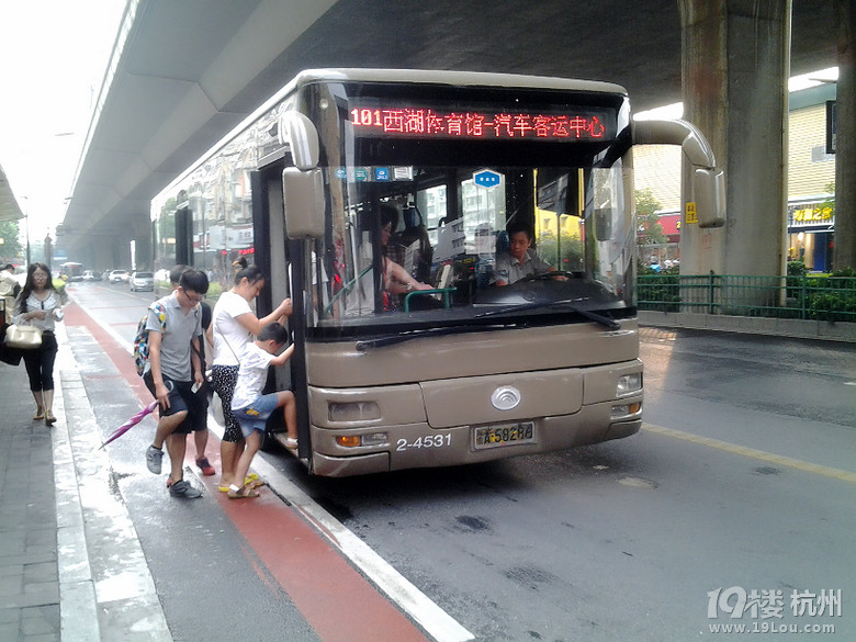 一公司的快速公交 B支4太给了 营运时间到客流